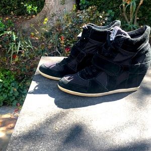 Ash, black lace up ankle boots. E.U 39. Like new!